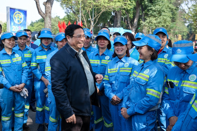 Paying a Tet visit to workers of the URENCO who were cleaning Dien Bien Phu and Hoang Dieu streets, the Government leader thanked them for working on holiday for a green, clean and safe capital city. (Photo:VGP) Paying a Tet visit to workers of the URENCO who were cleaning Dien Bien Phu and Hoang Dieu streets, the Government leader thanked them for working on holiday for a green, clean and safe capital city. (Photo:VGP)