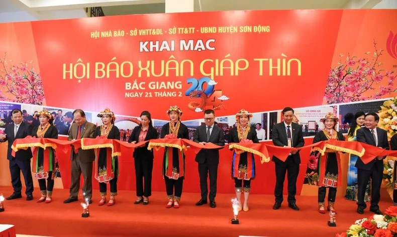 Delegates cutting the ribbon to open the Bac Giang Provincial Spring Press Festival 2024. Delegates cutting the ribbon to open the Bac Giang Provincial Spring Press Festival 2024.
