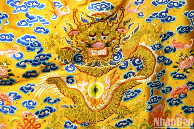 Dragon details are reproduced vividly and soulfully on the dragon robe model.