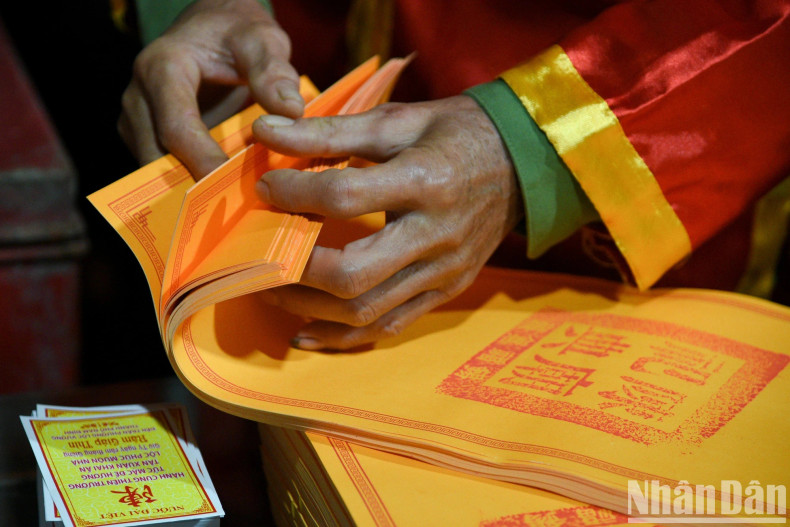 The Tran Temple seal is checked again before distributing it to visitors. The Tran Temple seal is checked again before distributing it to visitors.