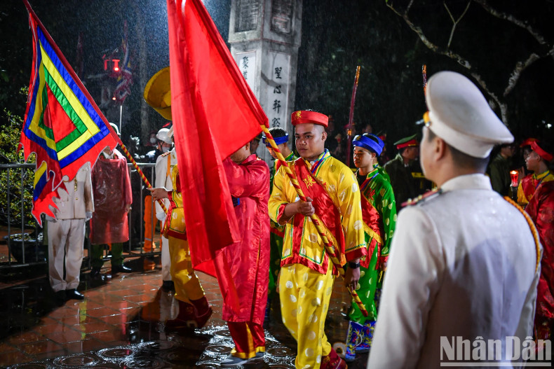 At 10:50 pm, the seal procession entered the yard of Thien Truong Shrine. At 10:50 pm, the seal procession entered the yard of Thien Truong Shrine.