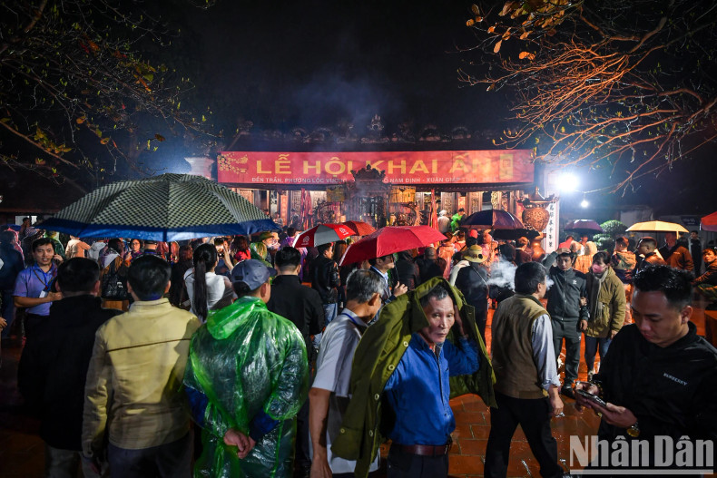 The yard in front of Thien Truong Shrine quickly filled with people. The yard in front of Thien Truong Shrine quickly filled with people.