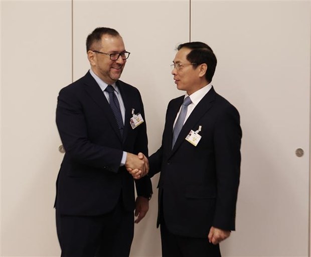 Foreign Minister Bui Thanh Son meets Minister of the People's Power for Foreign Affairs of Venezuela Yvan Gil Pinto (Photo: VNA) Foreign Minister Bui Thanh Son meets Minister of the People's Power for Foreign Affairs of Venezuela Yvan Gil Pinto (Photo: VNA)