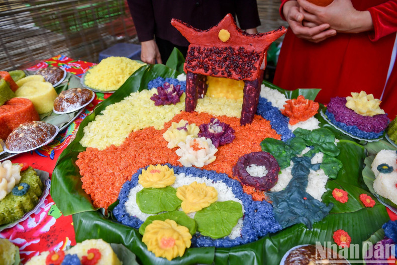 Every year, villagers hold a sticky rice cooking contest and offer large, beautiful sticky rice trays, crystallised from the essence of heaven and earth, along with human creative talent, to the village's tutelary god with the wish for a new spring of prosperity and peace.