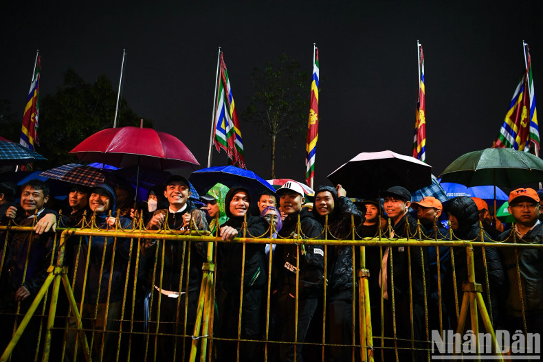 Outside Tran Temple, the number of people and tourists from across the country coming to Tran Temple is increasing day by day. As the visitors were not allowed inside the temple, many people stood outside to wait. Outside Tran Temple, the number of people and tourists from across the country coming to Tran Temple is increasing day by day. As the visitors were not allowed inside the temple, many people stood outside to wait.