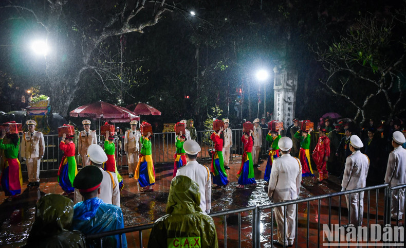 The Tran Temple seal opening ceremony, the main ritual of the Tran Temple Festival, took place on the night of February 23 (the 14th day of the first lunar month) in Nam Dinh City’s Loc Vuong Ward, northern Nam Dinh Province. The Tran Temple seal opening ceremony, the main ritual of the Tran Temple Festival, took place on the night of February 23 (the 14th day of the first lunar month) in Nam Dinh City’s Loc Vuong Ward, northern Nam Dinh Province.