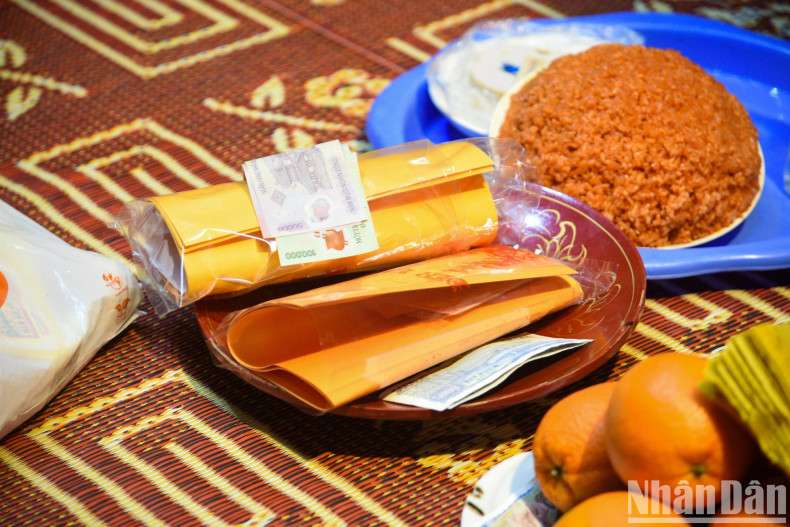 Offerings from visitors inside the temples. Offerings from visitors inside the temples.