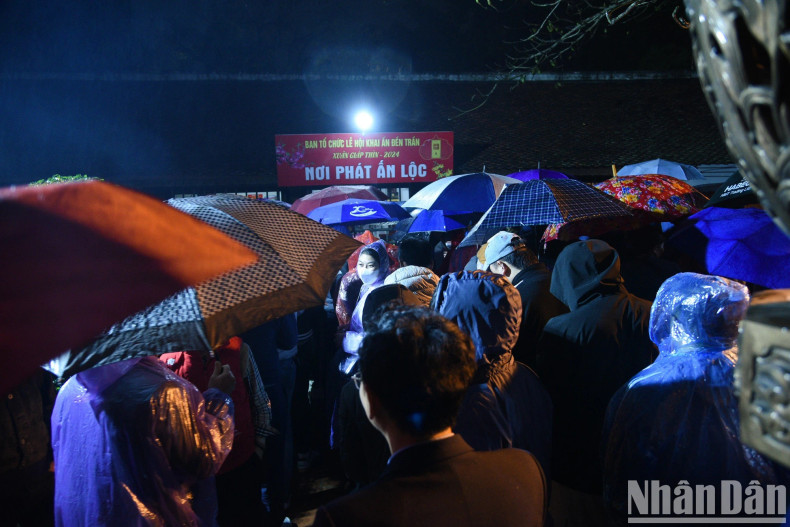 At exactly 5 am on February 24, the 15th day of the first lunar month, thousands of tourists flocked to the seal distribution points to receive the first lucky seals of the year. At exactly 5 am on February 24, the 15th day of the first lunar month, thousands of tourists flocked to the seal distribution points to receive the first lucky seals of the year.