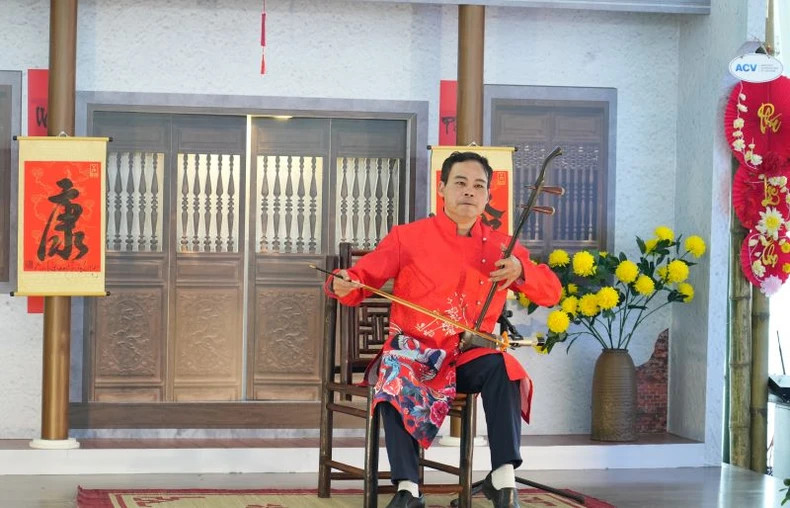 The art space is full of Vietnamese Tet at the capital's aviation gateway.