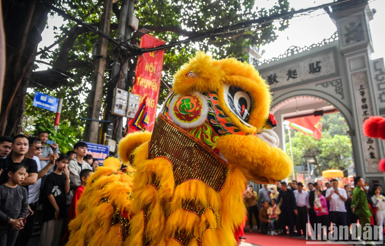 In 2017, the community and local government agreed to organise a festival to honour steamed sticky rice at Phu Gia Communal House on the 8th day of the first lunar month. The festival aims to commemorate the gratitude of the god Khai Nguyen. This is an opportunity for Phu Thuong people, who have established their careers far away, to return and offer their product to the village’s tutelary god and wish for a new year of prosperity and peace.