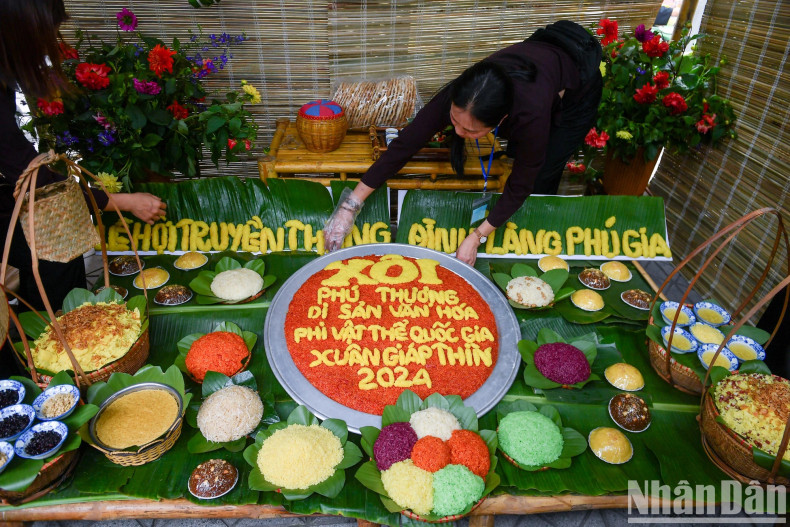 Contest at Phu Thuong traditional sticky rice festival.