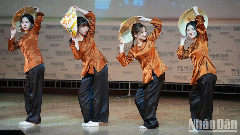 Vietnamese students dance in conical hats.