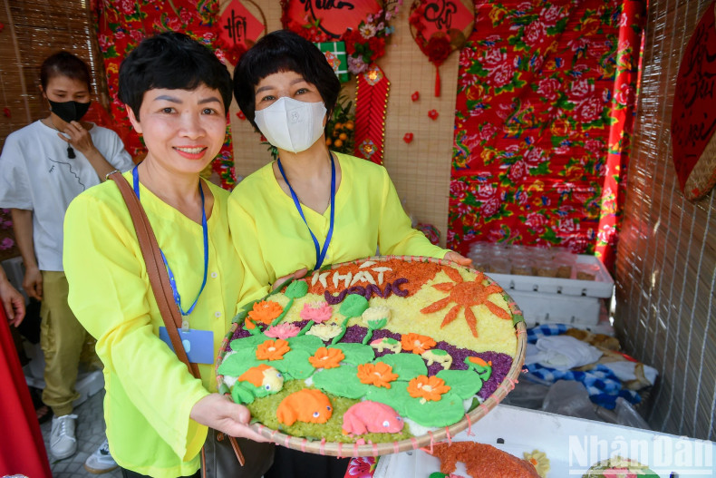 "To cook unique sticky rice, trays have been cooked since morning. Each sticky rice tray contains love for the land, humans and traditional crafts of Phu Thuong Village," Ha Huyen shared.
