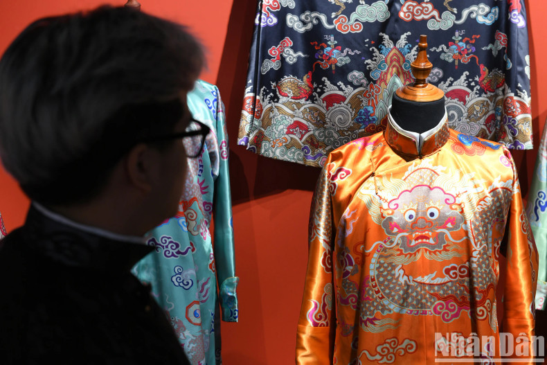 Digging deeper, the group members realized that some costumes were reconstructed in a simulated manner, not completely accurate. Therefore, Great VietNam began the path of restoration in its own way.