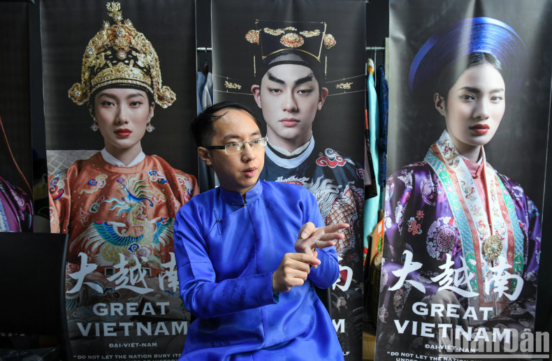 Meanwhile, Tuan Anh researched, designed, and sewed traditional patterns himself, while also participating in the Dai Viet Flowers project.