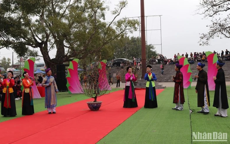 Cheo singing clubs performing at the Keo Pagoda Spring Festival.