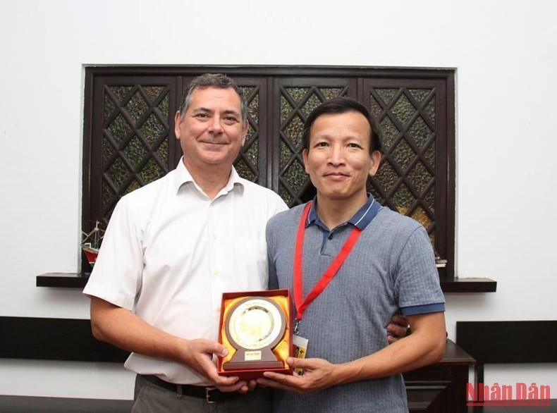 Representative of Nhan Dan Newspaper presents souvenirs of Nhan Dan Newspaper to Pedro Guerreiro, Head of the PCP's External Relations Department. Pedro Guerreiro highly appreciated Vietnam's participation in running a booth, which is an important highlight that is expected at each Avante Press Conference.