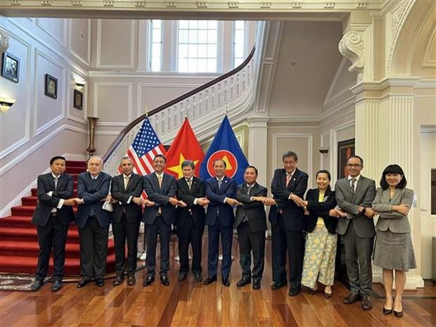 ASEAN Secretary-General Lim Jock Hoi (fifth from left), Vietnamese Ambassador to the US Nguyen Quoc Dung (centre) and other diplomats pose for a photo. (Photo: VNA)