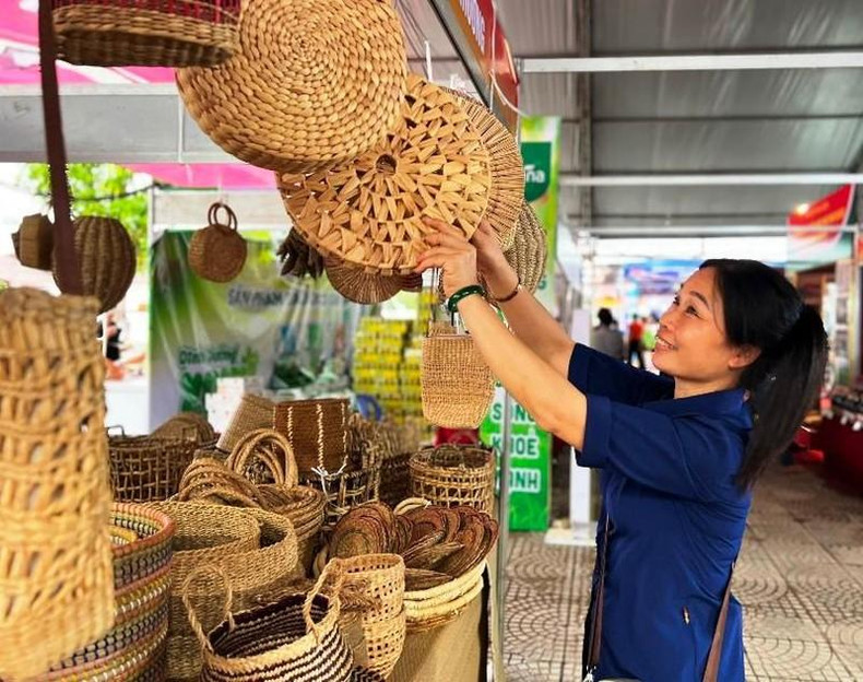 Handicraft products are introduced and sold at the fair.