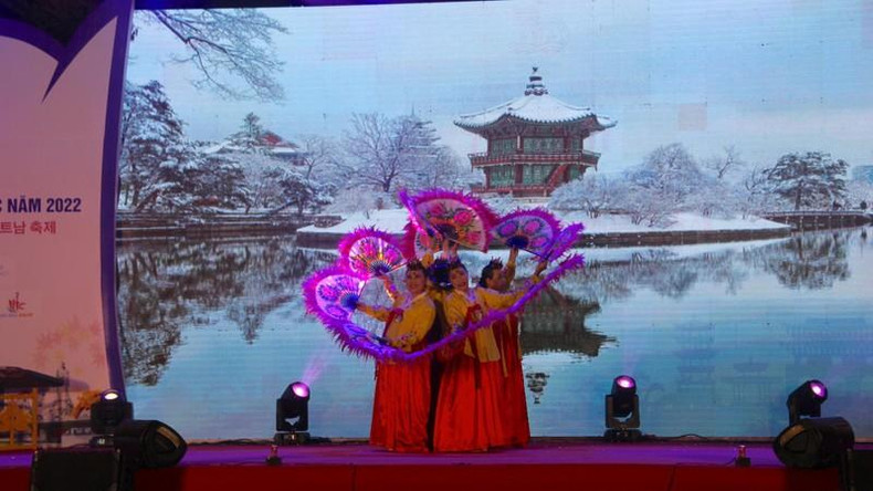 Artists from the Korean traditional art troupe performed at the event. Artists from the Korean traditional art troupe performed at the event.