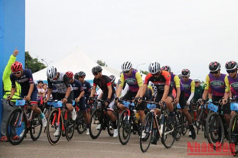 Athletes join the bicycle race