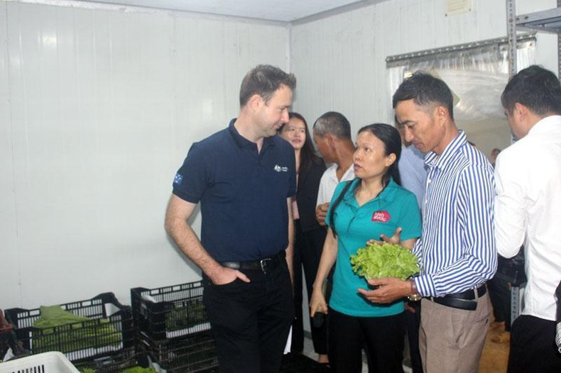 Representative of the project presents Dr Kim Wimbush, Aus4Innovation Program Director, about the project's achievements.