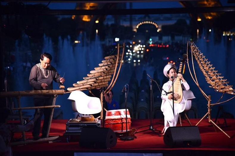 Director and Meritorious Artist Thanh Son along with Artist Thanh Ngoc (Vietnamese Cultural Centre in France) perform with ethnic musical instruments. (Photo: MINH DUY)