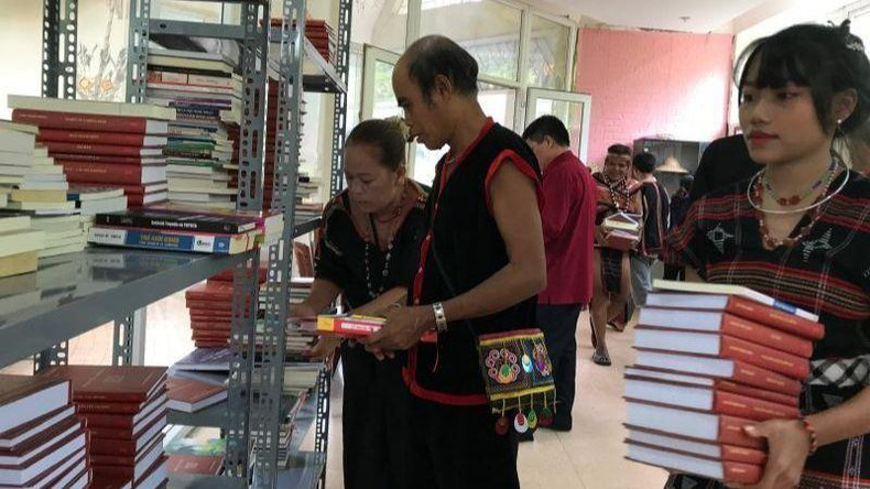 The ethnic people put their books together at the gathering place.