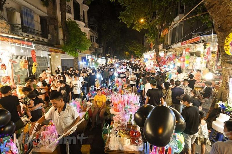 Hang Ma Street (from the Hang Cot - Hang Ga intersection to theHang Duong - Dong Xuan intersection), Hang Luoc, Hang Ruoi, Hang Chai, and Hang Khoai (from the Dong Xuan - Hang Giay intersection to the Hang Khoai - Hang Khoai intersection - Hang Luoc) were barricaded to serve the Mid-Autumn Festival.