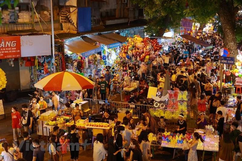 At 7 pm, the streets were packed with people.