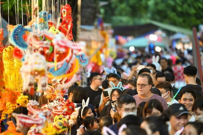 Most come here just to admire and enjoy the atmosphere of Mid-Autumn Festival.