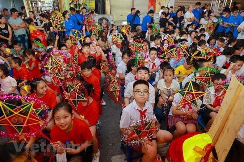 The children eagerly look forward to a full and warm Mid-Autumn Festival night.