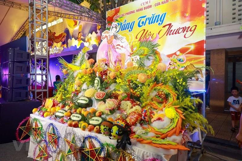 The Mid-Autumn Festival trays of the wards in Hoan Kiem District are cleverly arranged, ready to welcome children.