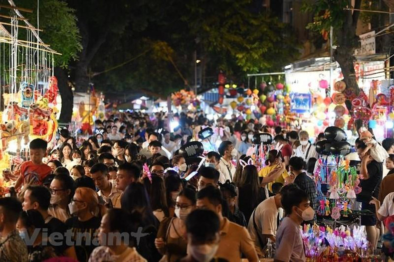 The lines of people crammed into each other on Hang Ma Street.