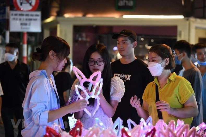 Many people shared that although they know that Hang Ma Street will be very crowded these days, they still want to go with everyone to enjoy the feeling of the Mid-Autumn Festival atmosphere.
