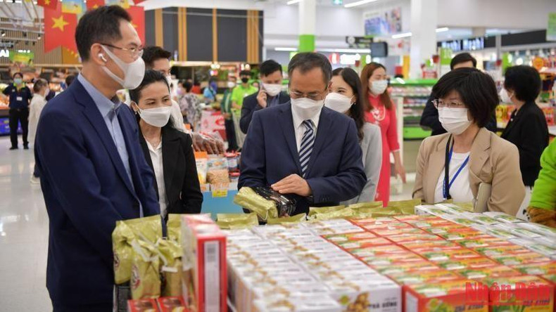 Ambassador Phan Chi Thanh visits the booths displaying Vietnamese goods.