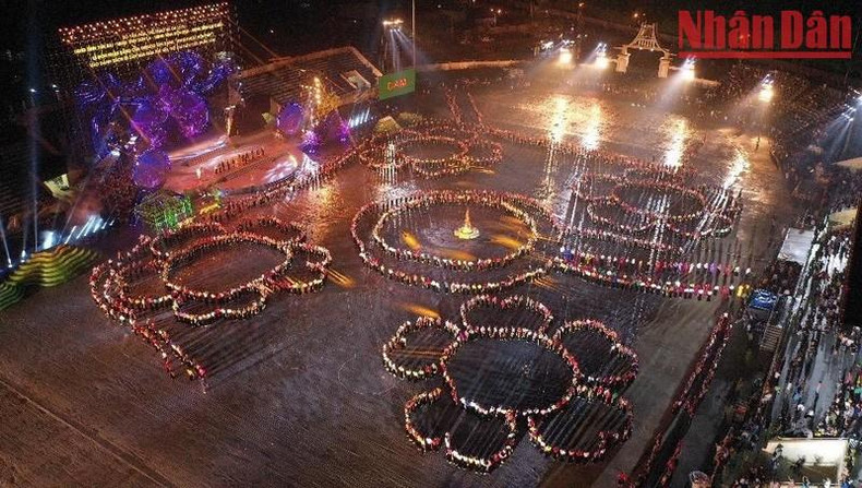 Xoe is a form of Vietnamese dancing with movements symbolising human activities in ritual, culture, life and work. (Photo: Tran Hai)