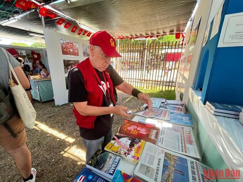 Dr. Carolus Wimmer, President of the Venezuela-Vietnam Friendship Association, was very impressed with the pictures, documents and books introduced about Vietnam. As a person who always follows and supports Vietnam, he is happy to see that Vietnam is becoming increasingly innovative and has an important role and position in the international arena.