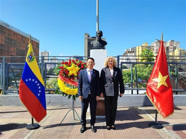 At Ho Chi Minh monument in Venezuela (Photo: VNA)