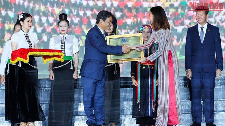 Deputy Minister of Culture, Sports, and Tourism Hoang Dao Cuong receives the UNESCO certificate of registration for the art of Xoe Thai from United Nations Resident Coordinator in Vietnam Pauline Tamesis. (Photo: Tran Hai)