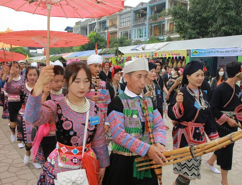 Street community activities take place on the roads of Moc Chau District.