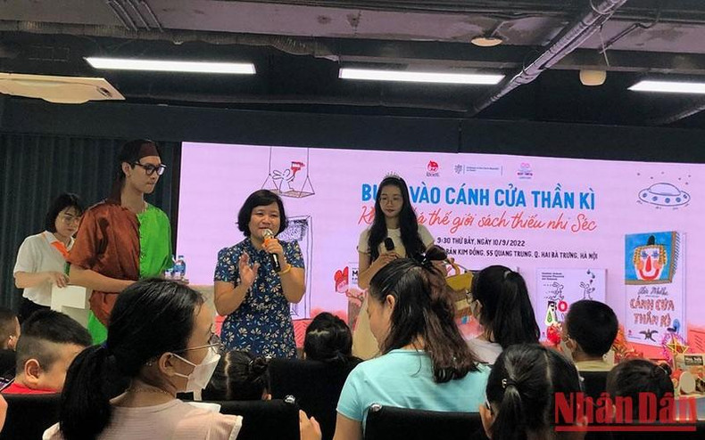 Dr. Nguyen Thuy Anh led the games for the young audience. Dr. Nguyen Thuy Anh led the games for the young audience.