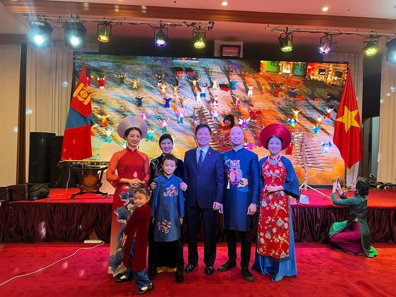 The band "Suc Song Moi" took souvenir photos with Ambassador Doan Khanh Tam and his wife. (Photo: Embassy of Vietnam in Mongolia)