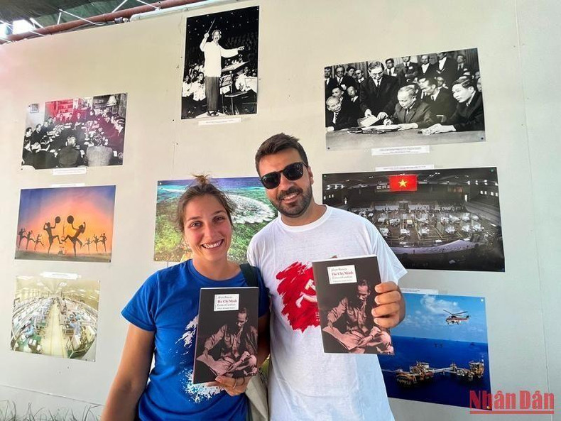 Two young members of the PCP, Jose Constante and Carla Cerqueira, were delighted to be presented with historian Alain Ruscio's book on President Ho Chi Minh, to learn more about the great leader of the Vietnamese people.