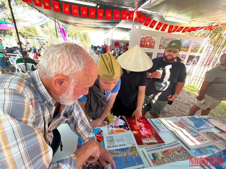 Antonia, who has participated in the movement to support Vietnam since the 1960s, is very interested in Vietnam. He is aware that Nhan Dan Newspaper is the voice of the Party, State and people of Vietnam. According to him, the publications of Nhan Dan Newspaper are very attractive in terms of presentation.