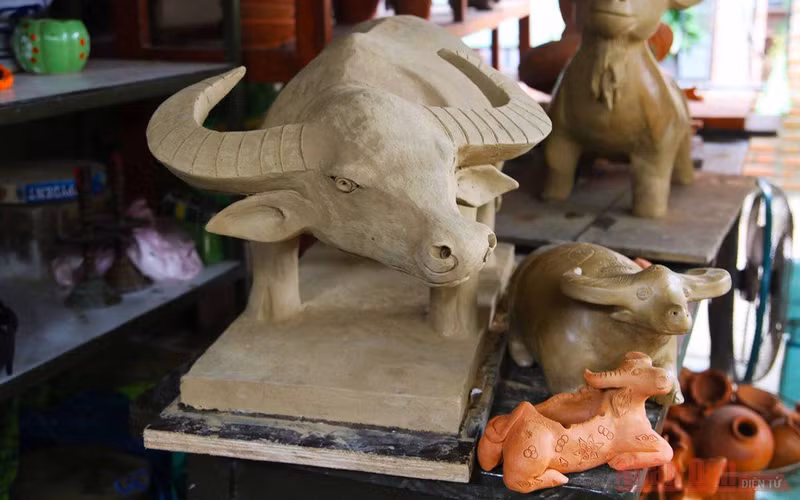 Thanh Ha villagers make clay buffalos in hope for thriving new year ảnh 3