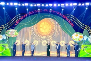 Delegates press the button to officially open the Ninh Binh Food and Tourism Festival 2025.