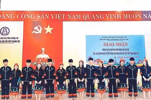 The community attire of the Chut ethnic group is launched in western Quang Tri Province. (Photo: nhandan.vn)