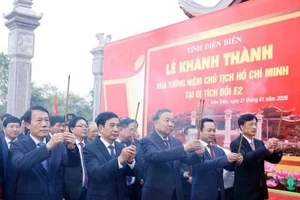 Party General Secretary To Lam offers incense at the memorial house dedicated to President Ho Chi Minh at the E2 Hill historical site in Dien Bien Phu ward, Dien Bien province. (Photo: VNA)
