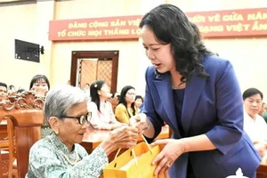 Vice President Vo Thi Anh Xuan presents a Tet gift, and extends New Year greetings to Heroic Vietnamese Mother Tran Thi Thi in An Giang province. (Photo: VNA)